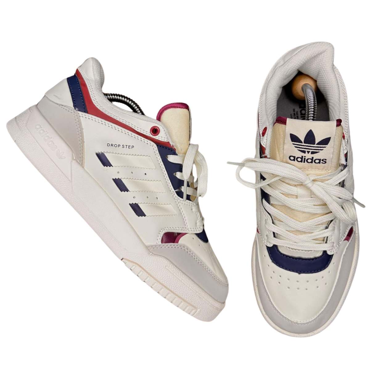 ADIDAS DROP STEP HOMBRE. Los ADIDAS DROP STEP HOMBRE son el calzado perfecto para quienes buscan un estilo clásico con un toque moderno. Inspirados en los modelos de baloncesto de los años 80, estos tenis combinan un diseño retro con la tecnología y comodidad de hoy. En Onlineshoppingcenterg, encontrarás todo lo que necesitas saber para elegir y comprar el par ideal.  ¿Qué Hace Especiales a los Adidas Drop Step Hombre? Los Adidas Drop Step Hombre destacan por su durabilidad y estilo versátil. Su diseño está pensado para ofrecer soporte y comodidad en cada paso. Además, estos tenis son perfectos para cualquier ocasión, ya sea para un look casual o para darle un toque deportivo a tu outfit.  Características Clave de los Adidas Drop Step Low Hombre Comodidad y Soporte: Gracias a su entresuela acolchada, los Adidas Drop Step Low Hombre proporcionan un excelente soporte para tus pies, ideal para caminar durante todo el día. Estilo Retro: Con su silueta clásica y detalles modernos, estos tenis son perfectos para quienes buscan un estilo atemporal. Durabilidad: Fabricados con materiales de alta calidad, los Adidas Drop Step están diseñados para durar, incluso con uso constante. Variedad de Colores y Modelos En Onlineshoppingcenterg, ofrecemos una amplia gama de colores y modelos para que encuentres los Adidas Drop Step que mejor se adapten a tu estilo. Los más populares incluyen: